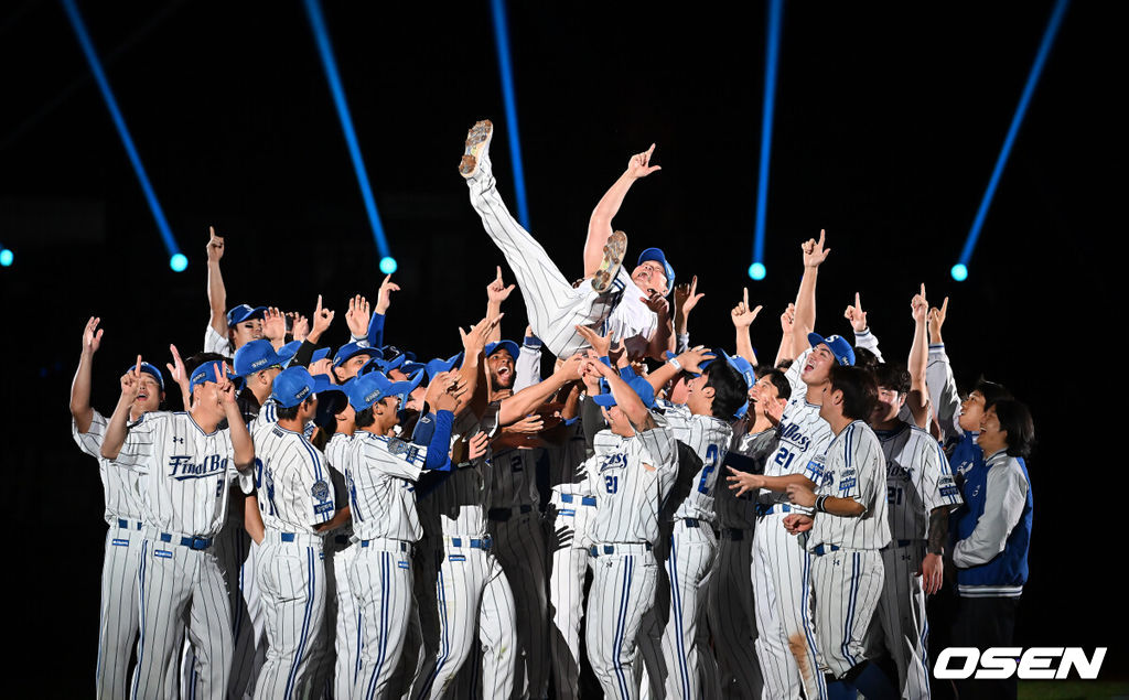 '끝판대장' 오승환(43·삼성 라이온즈)이 21년 간의 프로 생활을 마치고 30일 대구 삼성라이온즈파크에서 열린 KBO리그 KIA 타이거즈전을 마치고 은퇴식을 가졌다.2005년 삼성 라이온즈에서 데뷔한 오승환은 2013년까지 KBO리그를 평정한 뒤, 일본프로야구(NPB)와 미국 메이저리그(MLB)에서도 '끝판대장'의 명성을 날리고 한국에 돌아와 5시즌을 더 뛰었다. KBO리그 15시즌 동안 오승환이 기록한 성적은 737경기 44승 33패 19홀드 427세이브 평균자책점 2.32, 한미일 통산 549세이브를 기록했다. 삼성 구단은 이만수, 양준혁,이승엽에 이어 오승환의 등번호 21번을 영구결번하기로 결정했다.삼성 선수들이 은퇴하는 오승환을 헹가래치고 있다. / foto0307@osen.co.kr