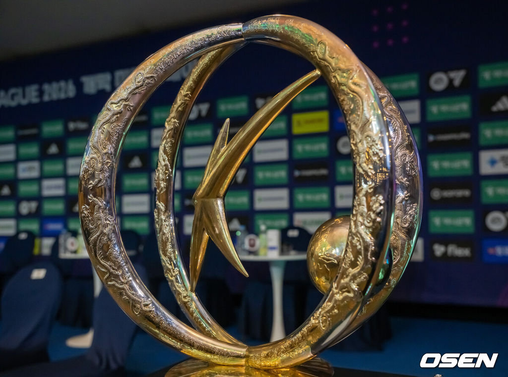 25일 서울 서대문구  스위스그랜드 호텔 컨벤션센터에서  하나은행 K리그 2026 개막 미디어데이가 진행됐다.프로축구 K리그 29개 구단이 새 시즌 개막을 앞두고 저마다 당찬 출사표를 던졌다. K리그 우승 트로피가 행사장에 놓여져 있다,  2026.02.25 / soul1014@osen.co.kr