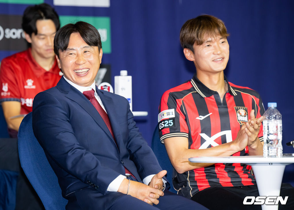 25일 서울 서대문구  스위스그랜드 호텔 컨벤션센터에서  하나은행 K리그 2026 개막 미디어데이가 진행됐다.프로축구 K리그 29개 구단이 새 시즌 개막을 앞두고 저마다 당찬 출사표를 던졌다. FC서울 김기동 감독과 김진수가 미소 짓고 있다.   2026.02.25 / soul1014@osen.co.kr