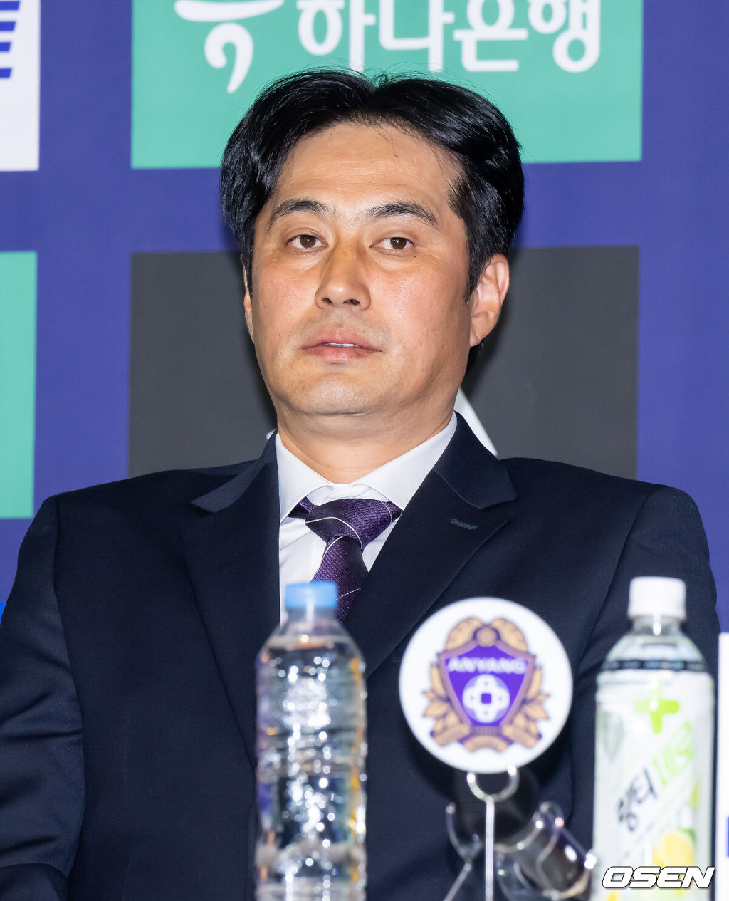 25일 서울 서대문구  스위스그랜드 호텔 컨벤션센터에서  하나은행 K리그 2026 개막 미디어데이가 진행됐다.프로축구 K리그 29개 구단이 새 시즌 개막을 앞두고 저마다 당찬 출사표를 던졌다. FC 안양 정관장 유병훈 감독이 질문을 듣고 있다. 2026.02.25 / soul1014@osen.co.kr