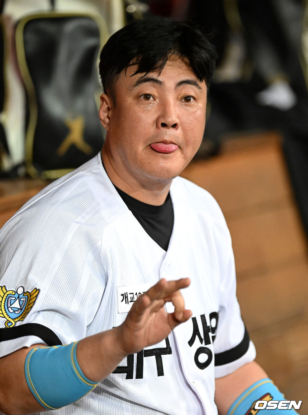 ‘2023 노브랜드배 고교동창 야구대회 올스타전’이 28일 서울 고척스카이돔에서 열렸다.노브랜드 안지만이 포수 장비를 착용하며 팀원과 이야기를 나누고 있다. 2023.10.28 /sunday@osen.co.kr