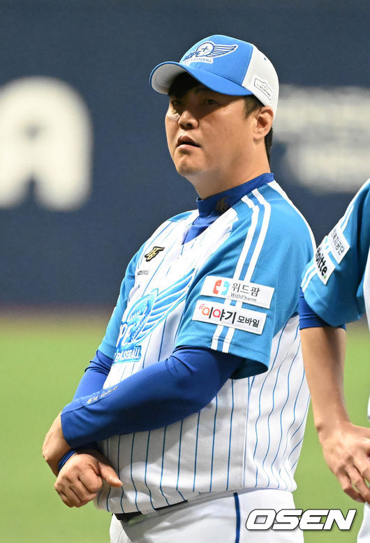 [OSEN=고척, 김성락 기자] 26일 오후 서울 고척스카이돔에서 2023 희망더하기 자선야구대회가 열렸다.경기 시작에 앞서 양신팀 안지만이 도열하고 있다. 2023.11.26 / ksl0919@osen.co.kr
