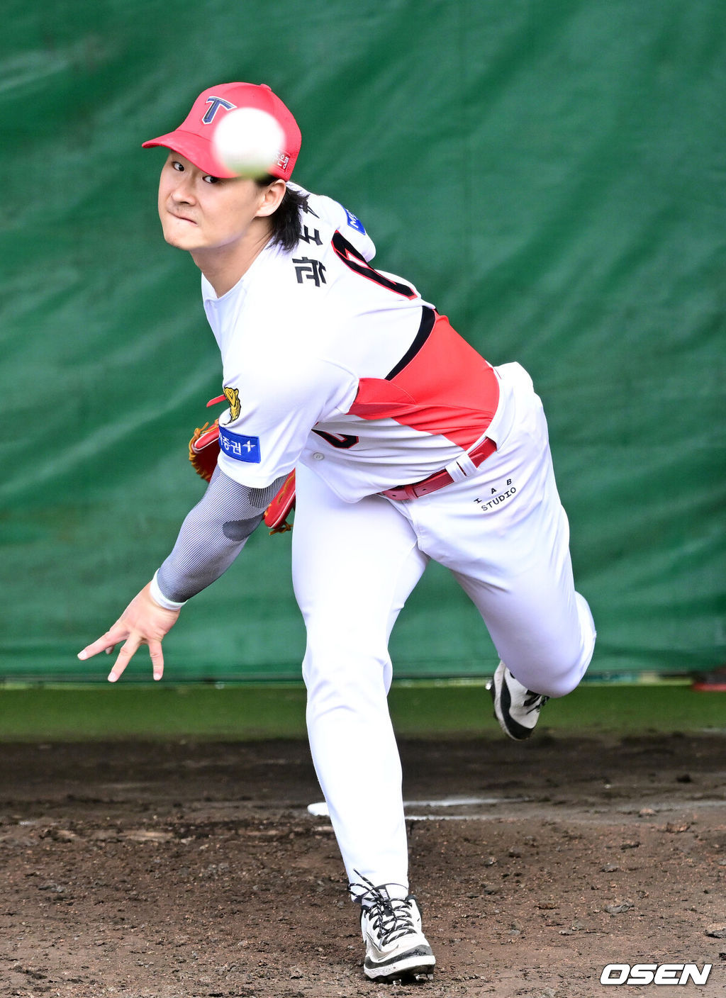 프로야구 KIA 타이거즈가 25일 일본 오키나와 킨 베이스볼 스타디움에 스프링캠프를 차리고 구슬땀을 흘렸다.KIA는 이번 오키나와 2차 스프링캠프에서 총 5차례 연습경기를 치르며 전력을 끌어올릴 예정이다.KIA 곽도규가 불펜 피칭을 펼치고 있다. 2026.02.25 / dreamer@osen.co.kr