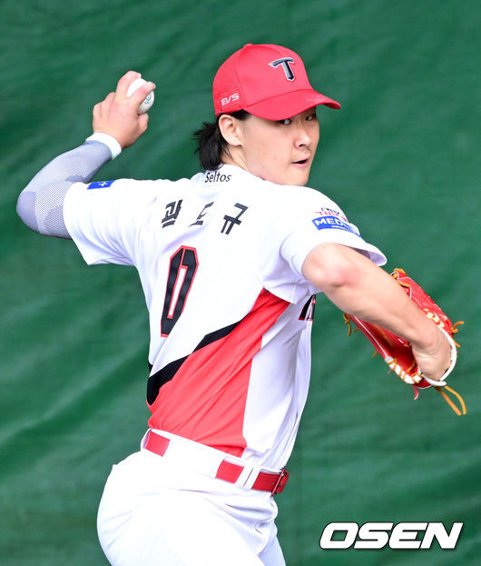 [OSEN=오키나와(일본), 최규한 기자] 프로야구 KIA 타이거즈가 25일 일본 오키나와 킨 베이스볼 스타디움에 스프링캠프를 차리고 구슬땀을 흘렸다.KIA는 이번 오키나와 2차 스프링캠프에서 총 5차례 연습경기를 치르며 전력을 끌어올릴 예정이다.KIA 곽도규가 불펜 피칭을 펼치고 있다. 2026.02.25 / dreamer@osen.co.kr