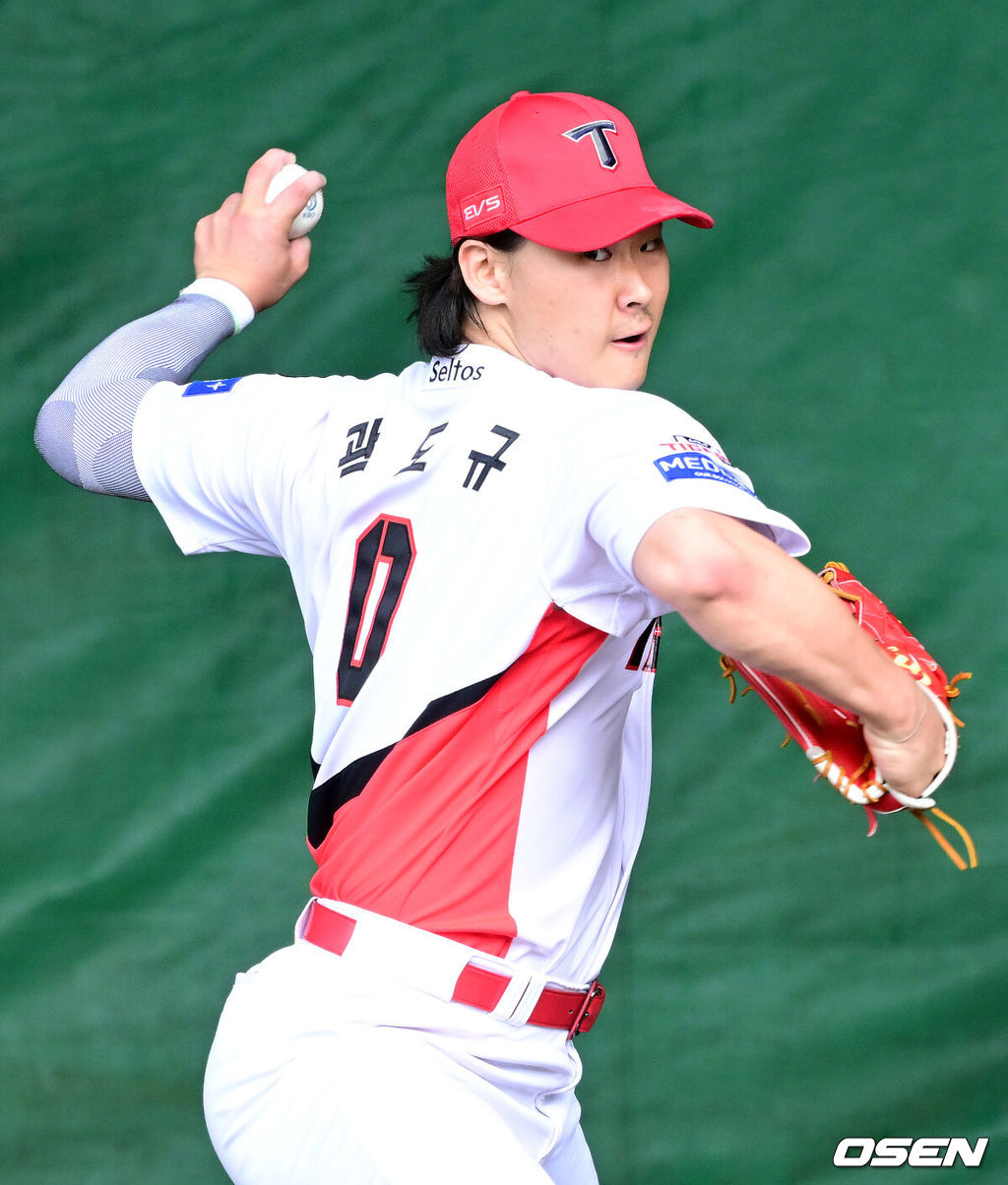 프로야구 KIA 타이거즈가 25일 일본 오키나와 킨 베이스볼 스타디움에 스프링캠프를 차리고 구슬땀을 흘렸다.KIA는 이번 오키나와 2차 스프링캠프에서 총 5차례 연습경기를 치르며 전력을 끌어올릴 예정이다.KIA 곽도규가 불펜 피칭을 펼치고 있다. 2026.02.25 / dreamer@osen.co.kr