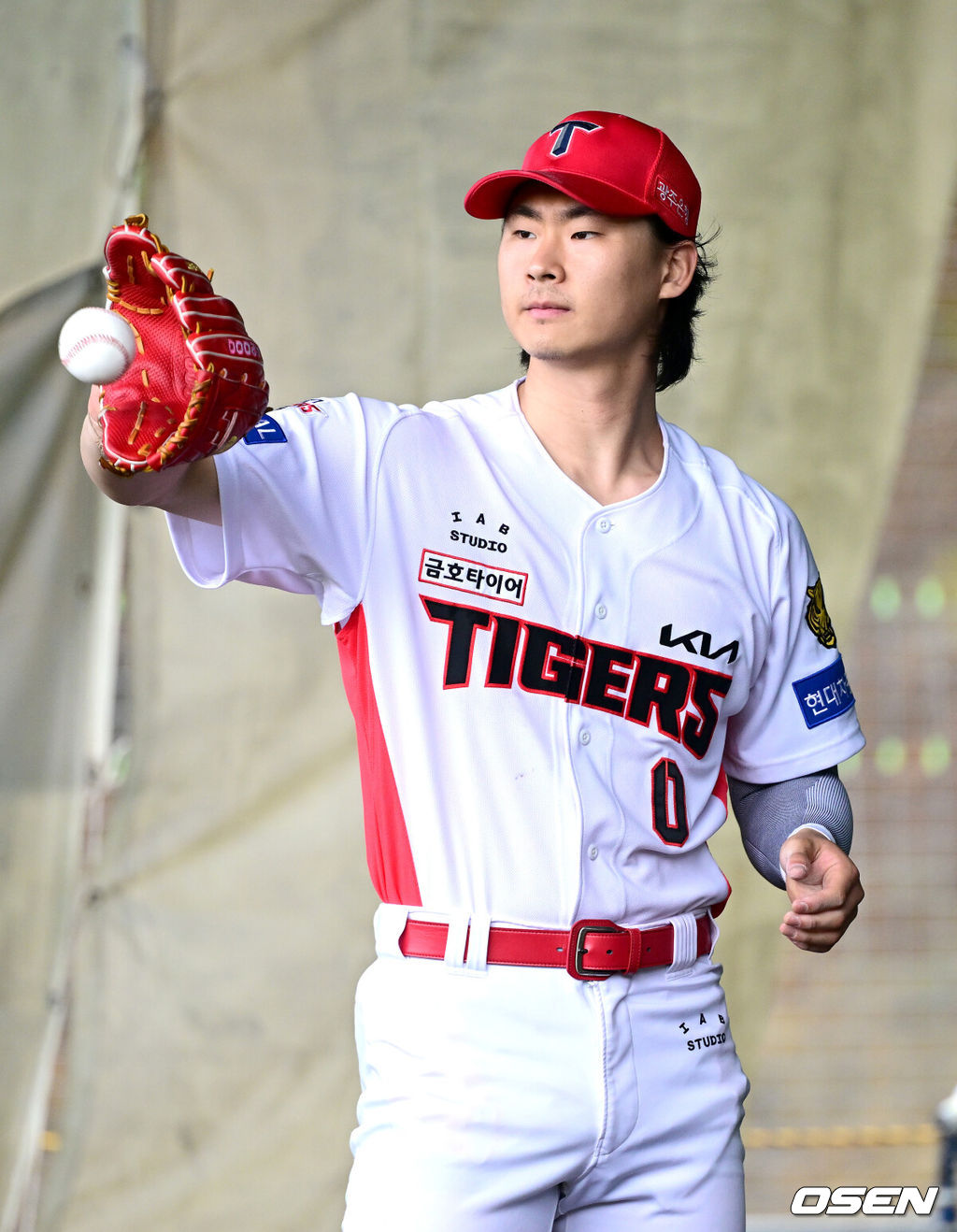 프로야구 KIA 타이거즈가 25일 일본 오키나와 킨 베이스볼 스타디움에 스프링캠프를 차리고 구슬땀을 흘렸다.KIA는 이번 오키나와 2차 스프링캠프에서 총 5차례 연습경기를 치르며 전력을 끌어올릴 예정이다.KIA 곽도규가 불펜 피칭을 펼치고 있다. 2026.02.25 / dreamer@osen.co.kr