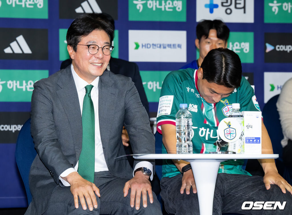 25일 서울 서대문구  스위스그랜드 호텔 컨벤션센터에서  하나은행 K리그 2026 개막 미디어데이가 진행됐다.프로축구 K리그 29개 구단이 새 시즌 개막을 앞두고 저마다 당찬 출사표를 던졌다. 강력한 우승 후보로 지목된 대전 하나 시티즌 황선홍 감독이 미소 짓고 있다.  2026.02.25 / soul1014@osen.co.kr