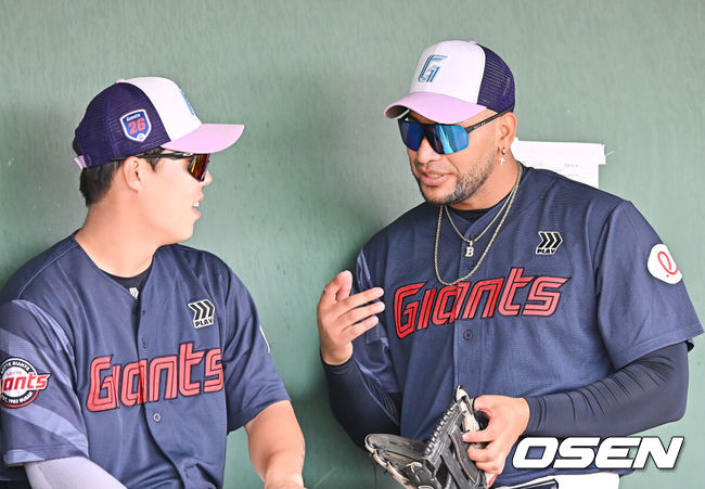 [OSEN=타이난(대만) , 이석우 기자] 프로야구 롯데 자이언츠가 2일(한국시간) 대만 타이난 아시아-태평양 국제야구센터에 스프링캠프를 차리고 구슬땀을 흘렸다.김태형 감독 등&nbsp;코치진과 투수&nbsp;20명,&nbsp;포수&nbsp;5명,&nbsp;내야수&nbsp;9명,&nbsp;외야수&nbsp;7명 등 총&nbsp;41명의 선수단이 1월 20일까지 1차 캠프에서 체력 강화와 기술 훈련을 치른 뒤 21일부터 3월 5일까지 일본 미야자키로 옮겨 2차 캠프에서 구춘리그에 참가해 실전 감각을 점검한다.롯데 레이예스가 훈련 도중 고승민과 얘기하고 있다. 2026.02.02 / foto0307@osen.co.kr