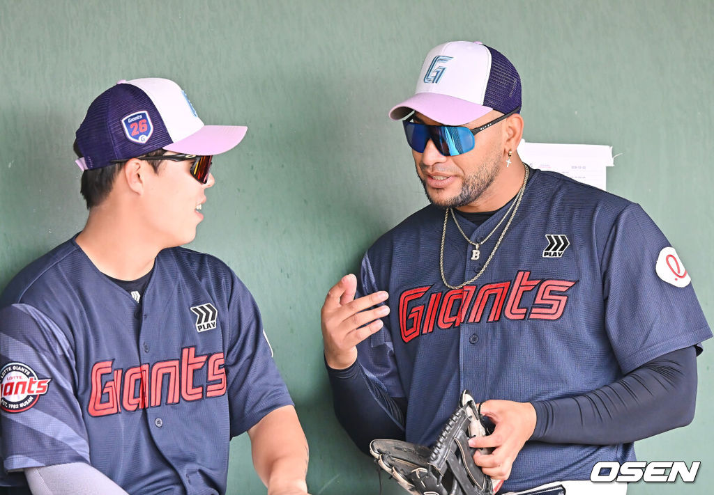 프로야구 롯데 자이언츠가 2일(한국시간) 대만 타이난 아시아-태평양 국제야구센터에 스프링캠프를 차리고 구슬땀을 흘렸다.김태형 감독 등 코치진과 투수 20명, 포수 5명, 내야수 9명, 외야수 7명 등 총 41명의 선수단이 1월 20일까지 1차 캠프에서 체력 강화와 기술 훈련을 치른 뒤 21일부터 3월 5일까지 일본 미야자키로 옮겨 2차 캠프에서 구춘리그에 참가해 실전 감각을 점검한다.롯데 레이예스가 훈련 도중 고승민과 얘기하고 있다. 2026.02.02 / foto0307@osen.co.kr