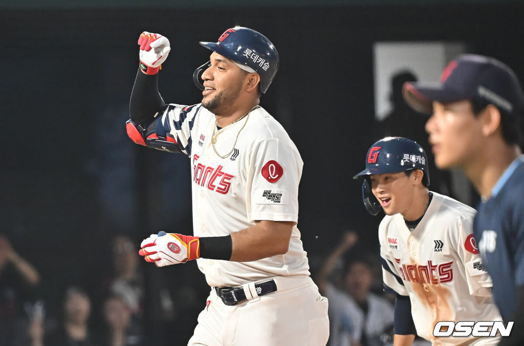 8일 부산 사직야구장에서 2025 신한 SOL 뱅크 KBO 리그 롯데 자이언츠와 두산 베어스의 경기가 열렸다. 홈팀 롯데는 홍민기가, 방문팀 두산은 최민석이 선발 출전했다.롯데 자이언츠 레이예스가 5회말 1사 3루 우월 2점 홈런을 치고 박찬형과 하이파이브를 하고 있다. 2025.07.08 / foto0307@osen.co.kr