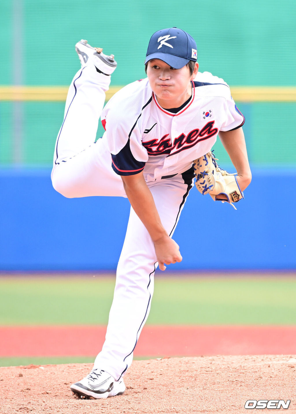 2026 WBC(월드베이스볼클래식)를 준비하는 대한민국 야구 대표팀이 24일 일본 오키나와 가데나 야구장에서 프로야구 KIA 타이거즈와 연습경기를 펼쳤다. 야구 대표팀은 오키나와에서 국내 팀들과 6차례 연습경기를 치르며 전력을 끌어올릴 예정이다.5회초 마운드에 오른 대표팀 김택연이 힘차게 공을 뿌리고 있다. 2026.02.24 / dreamer@osen.co.kr