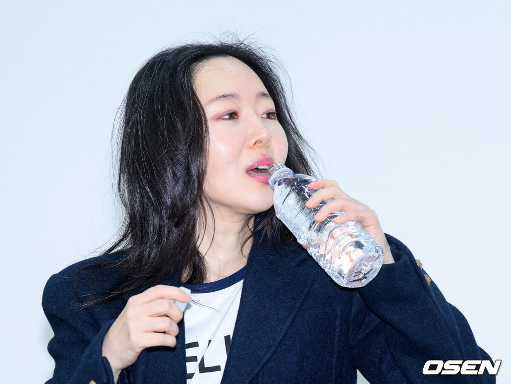 25일 서울 모처에서 교원 챌린지홀에서 민희진 오케이 레코즈 대표 기자회견이 열렸다.오케이 레코즈는 지난 24일 '민희진 대표가 1심 소송 결과와 향후 계획에 대해 직접 말씀드리고자 한다'며 기자회견 소식을 알렸다.민희진이 물을 마시고 있다. 2026.02.25 /sunday@osen.co.kr