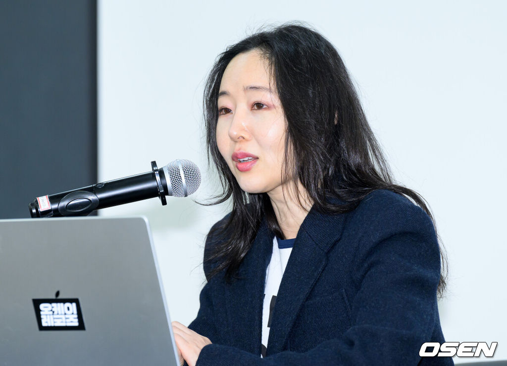 25일 서울 모처에서 교원 챌린지홀에서 민희진 오케이 레코즈 대표 기자회견이 열렸다.오케이 레코즈는 지난 24일 '민희진 대표가 1심 소송 결과와 향후 계획에 대해 직접 말씀드리고자 한다'며 기자회견 소식을 알렸다.민희진이 취재진 질문에 답을 하고 있다. 2026.02.25 /sunday@osen.co.kr