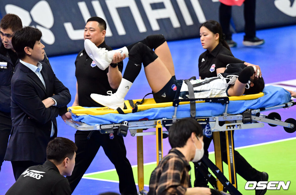 24일 수원체육관에서 ‘진에어 2025~2026 프로배구 V리그’ 여자부 현대건설과 한국도로공사의 경기가 열렸다.현대건설은 19승11패(승점 56)로 리그 2위를, 한국도로공사는 21승 9패(승점59)로 1위를 기록 중이다.5세트 한국도로공사 타나차가 부상으로 들것에 실려 경기장을 빠져나가고 있다. 2026.02.24 /cej@osen.co.kr