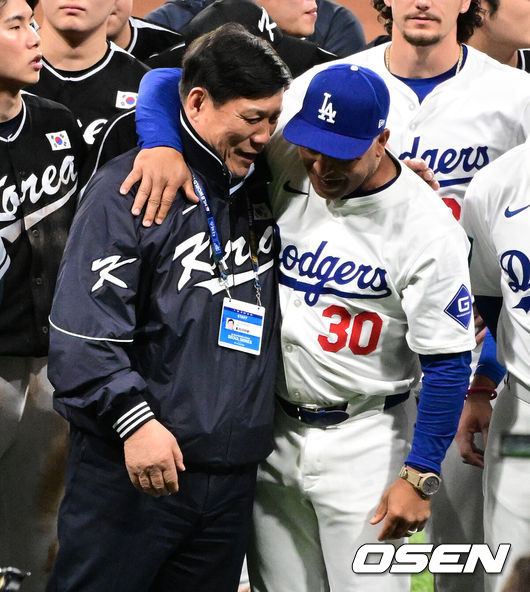 [OSEN=고척, 지형준 기자] LA 다저스가 승리했다. 그러나 오타니 쇼헤이(LA 다저스)의 화끈한 안타 한 방은 결국 터지지 않은 채 끝났다.&nbsp;LA 다저스가 18일 서울 고척스카이돔에서 류중일 감독이 이끄는 팀 코리아와 MLB 월드투어 서울 시리즈 스페셜 게임에서 5-2로 승리했다.&nbsp;경기를 마치고 KBO 허구연 총재와 다저스 데이브 로버츠 감독이 인사를 나누고 있다. 2024.03.18 /jpnews@osen.co.kr