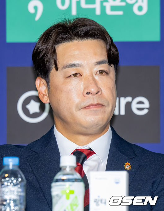 [OSEN=박준형 기자] 25일 서울 서대문구  스위스그랜드 호텔 컨벤션센터에서 하나은행 K리그 2026 개막 미디어데이(2부 K리그2)가 진행됐다.프로축구 K리그 29개 구단이 새 시즌 개막을 앞두고 저마다 당찬 출사표를 던졌다. 경남FC 배성재 감독이 질문을 듣고 있다.  2026.02.25 / soul1014@osen.co.kr