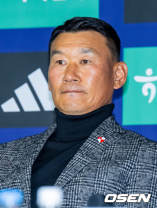 [OSEN=박준형 기자] 25일 서울 서대문구  스위스그랜드 호텔 컨벤션센터에서 하나은행 K리그 2026 개막 미디어데이(2부 K리그2)가 진행됐다.프로축구 K리그 29개 구단이 새 시즌 개막을 앞두고 저마다 당찬 출사표를 던졌다. 부산 아이파크 조성환 감독이 질문을 듣고 있다.  2026.02.25 / soul1014@osen.co.kr