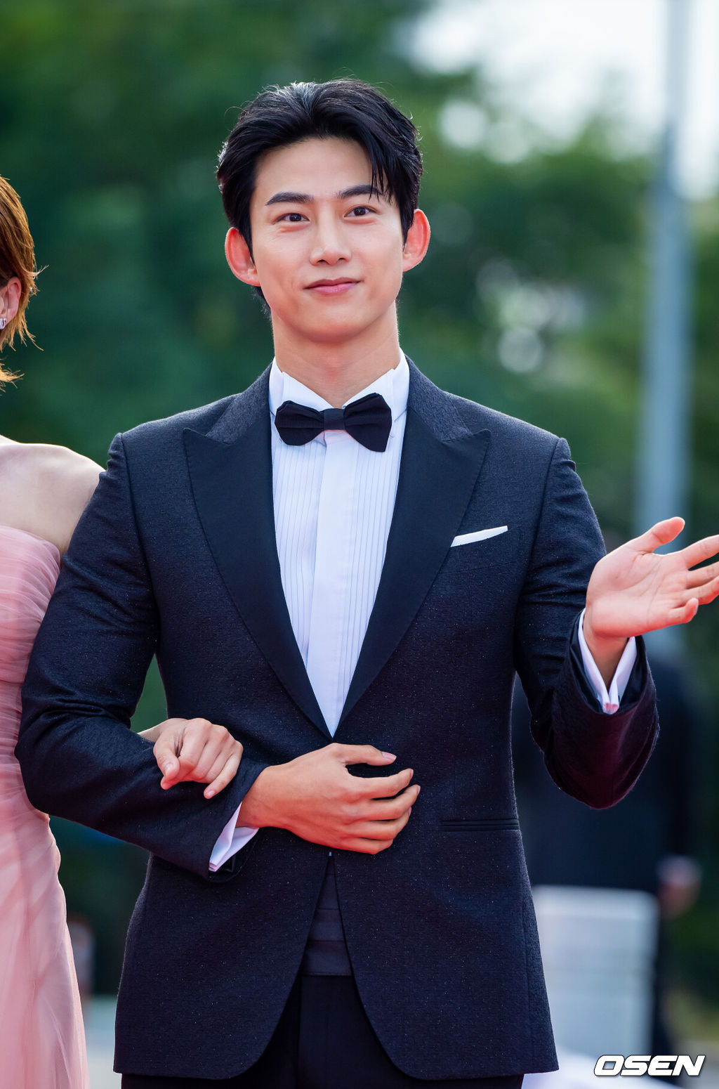 2일 오후 서울 여의도 KBS 본관에서 2025 서울드라마어워즈가 진행됐다.이번 시상식은 20주년을 맞아 전 세계 드라마를 대표하는 배우와 제작진이 한자리에 모이는 국제적인 축제다. 이번 시상식에는 배우 주지훈, 아이유, 김민하, 일본 배우 사카구치 켄타로, 가수 영탁 등이 수상자로 무대에 오른다. 아일릿과 영탁 등 뮤지션들의 축하 공연도 펼쳐진다. 메인 MC 옥택연이 포즈를 취하고 있다. 2025.10.02 / soul1014@osen.co.kr