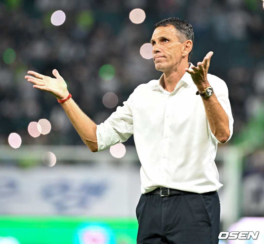 8일 오후 전주월드컵경기장에서 하나은행 K리그1 2025 25라운드 전북현대와 FC안양의 경기가 열렸다. 이 경기에서 전북은 박진섭의 선제골과 이승우의 결승골이 터져 FC안양을 2-1로 이겼다. 무려 21경기 연속 무패(16승5무)를 달린 전북(17승6무2패, 승점 57점)은 압도적 선두를 지켰다. 전북 거스 포옛 감독이 경기를 마치고 전북 축구팬들에게 인사를 하고 있다. 2025.08.08 / rumi@osen.co.kr