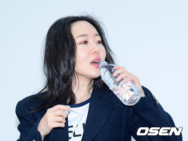 [OSEN=이대선 기자] 25일 서울 모처에서 교원 챌린지홀에서 민희진 오케이 레코즈 대표 기자회견이 열렸다.오케이 레코즈는 지난 24일 '민희진 대표가 1심 소송 결과와 향후 계획에 대해 직접 말씀드리고자 한다'며 기자회견 소식을 알렸다.민희진이 물을 마시고 있다. 2026.02.25 /sunday@osen.co.kr