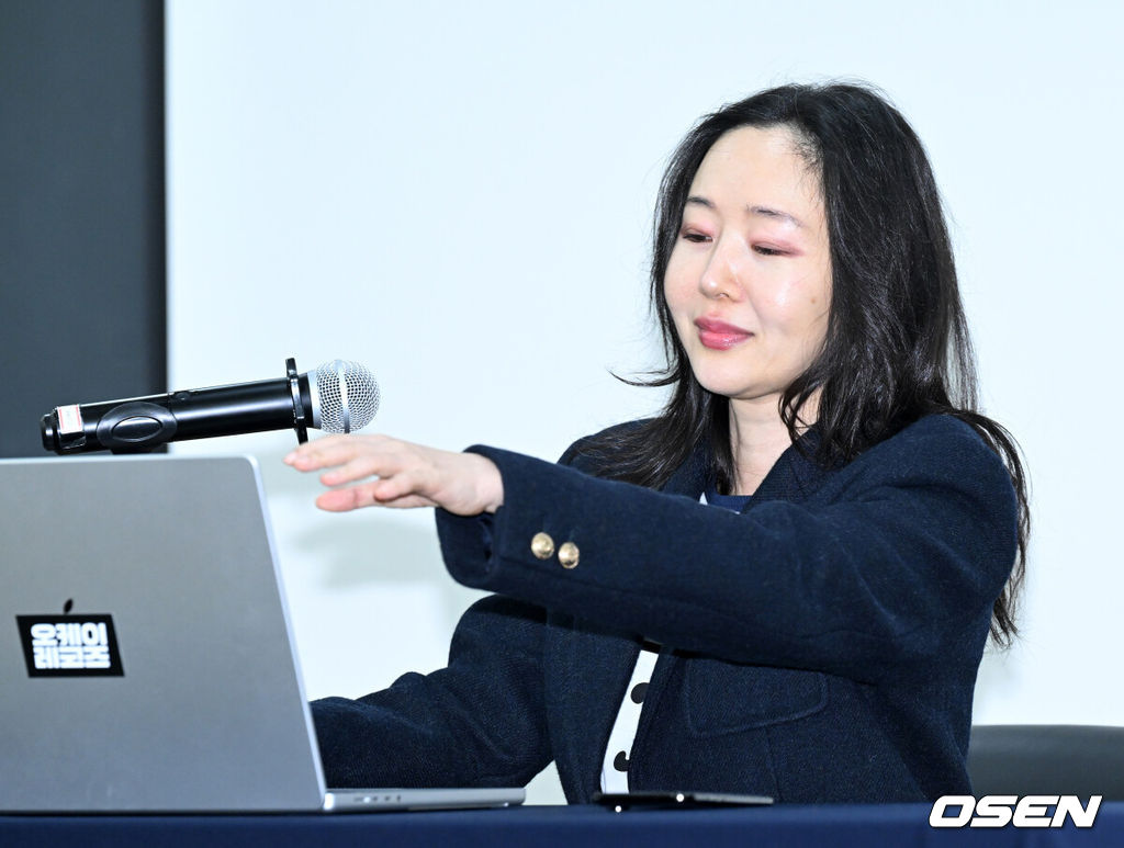 25일 서울 모처에서 교원 챌린지홀에서 민희진 오케이 레코즈 대표 기자회견이 열렸다.오케이 레코즈는 지난 24일 '민희진 대표가 1심 소송 결과와 향후 계획에 대해 직접 말씀드리고자 한다'며 기자회견 소식을 알렸다.민희진이 입장문을 읽고 기자회견장을 나가고 있다. 2026.02.25 /sunday@osen.co.kr