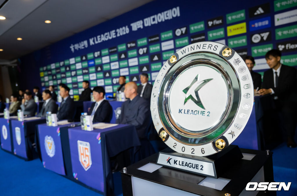 25일 서울 서대문구  스위스그랜드 호텔 컨벤션센터에서 하나은행 K리그 2026 개막 미디어데이(2부 K리그2)가 진행됐다.프로축구 K리그 29개 구단이 새 시즌 개막을 앞두고 저마다 당찬 출사표를 던졌다. 수원 삼성 이정효 감독이 팬들에게 사인을 해주고 있다.   2026.02.25 / soul1014@osen.co.kr