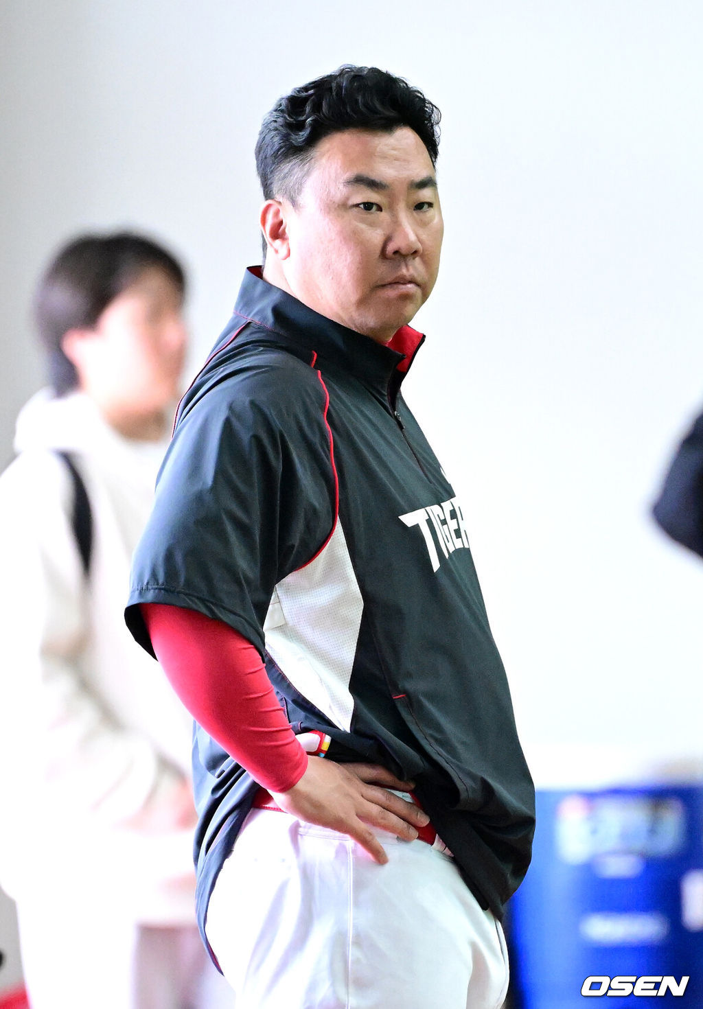 프로야구 KIA 타이거즈가 25일 일본 오키나와 킨 베이스볼 스타디움에 스프링캠프를 차리고 구슬땀을 흘렸다.KIA는 이번 오키나와 2차 스프링캠프에서 총 5차례 연습경기를 치르며 전력을 끌어올릴 예정이다.KIA 이범호 감독이 선수들의 훈련을 주시하고 있다. 2026.02.25 / dreamer@osen.co.kr