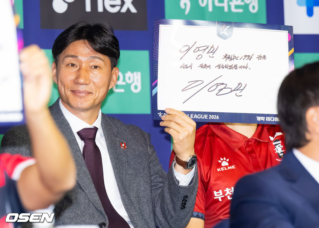 25일 서울 서대문구  스위스그랜드 호텔 컨벤션센터에서  하나은행 K리그 2026 개막 미디어데이가 진행됐다.프로축구 K리그 29개 구단이 새 시즌 개막을 앞두고 저마다 당찬 출사표를 던졌다. 부천 FC 이영민 감독이 목표를 써 보이고 있다.  2026.02.25 / soul1014@osen.co.kr