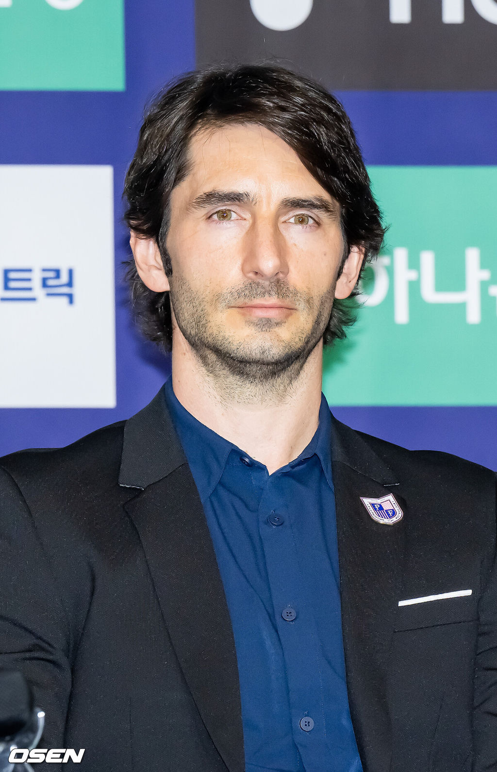 25일 서울 서대문구  스위스그랜드 호텔 컨벤션센터에서 하나은행 K리그 2026 개막 미디어데이(2부 K리그2)가 진행됐다.프로축구 K리그 29개 구단이 새 시즌 개막을 앞두고 저마다 당찬 출사표를 던졌다. 파주 제라드 누스 감독이 질문을 듣고 있다.    2026.02.25 / soul1014@osen.co.kr