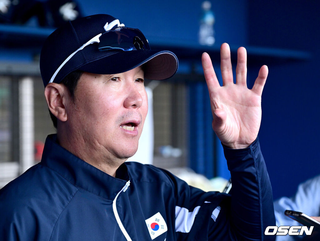 2026 WBC(월드베이스볼클래식)를 준비하는 대한민국 야구 대표팀이 23일 일본 오키나와 가데나 야구장에서 프로야구 한화 이글스와 연습경기를 펼쳤다. 야구 대표팀은 오키나와에서 국내 팀들과 6차례 연습경기를 치르며 전력을 끌어올릴 예정이다.대표팀 류지현 감독이 취재진과 인터뷰를 하고 있다. 2026.02.23 / dreamer@osen.co.kr