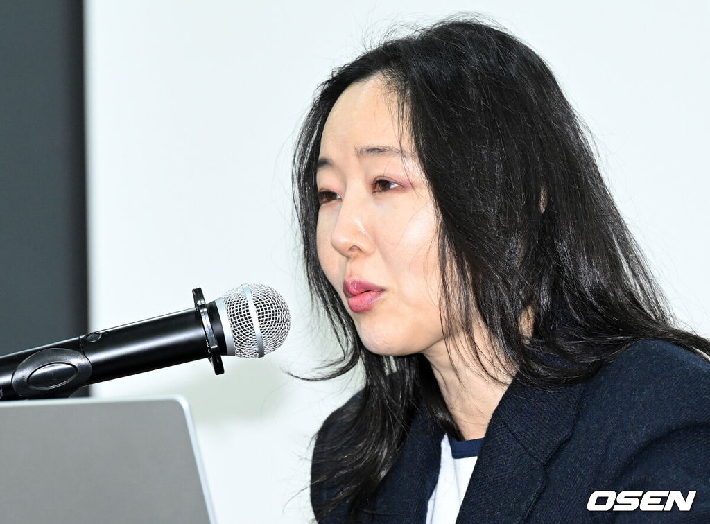 25일 서울 모처에서 교원 챌린지홀에서 민희진 오케이 레코즈 대표 기자회견이 열렸다.오케이 레코즈는 지난 24일 '민희진 대표가 1심 소송 결과와 향후 계획에 대해 직접 말씀드리고자 한다'며 기자회견 소식을 알렸다.민희진이 입장문을 읽고 있다. 2026.02.25 /sunday@osen.co.kr