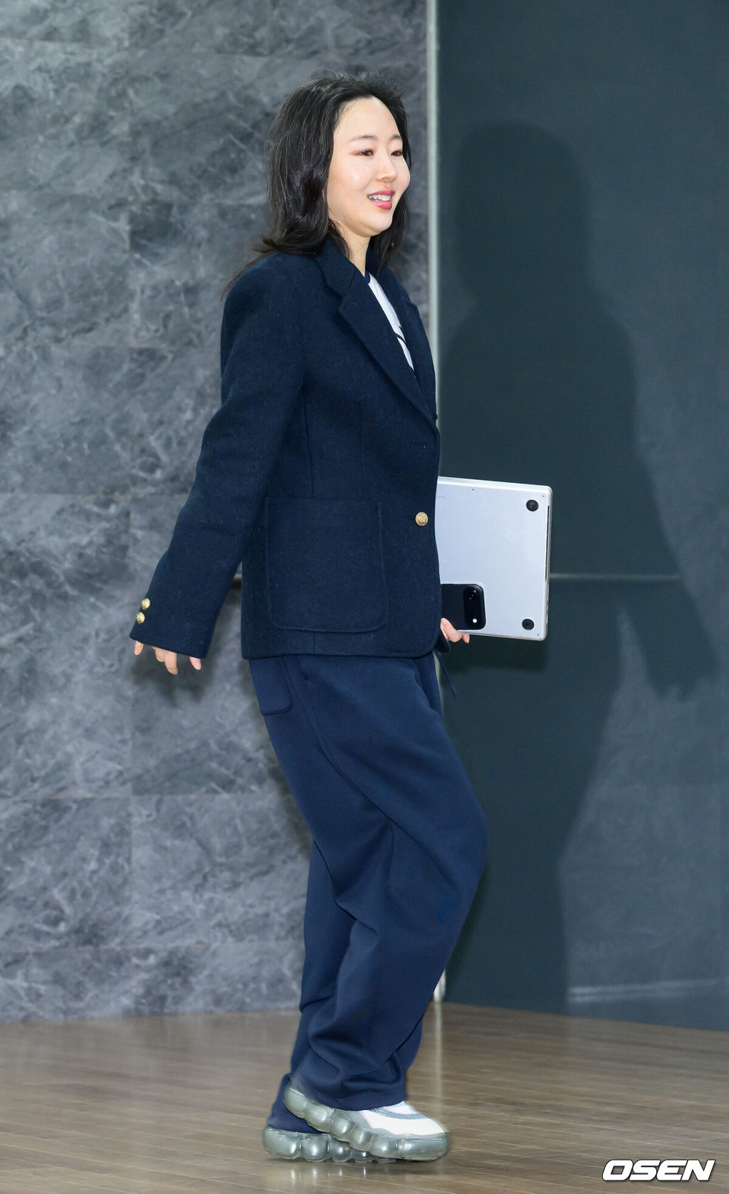 25일 서울 모처에서 교원 챌린지홀에서 민희진 오케이 레코즈 대표 기자회견이 열렸다.오케이 레코즈는 지난 24일 '민희진 대표가 1심 소송 결과와 향후 계획에 대해 직접 말씀드리고자 한다'며 기자회견 소식을 알렸다.민희진이 기자회견장으로 입장하고 있다. 2026.02.25 /sunday@osen.co.kr