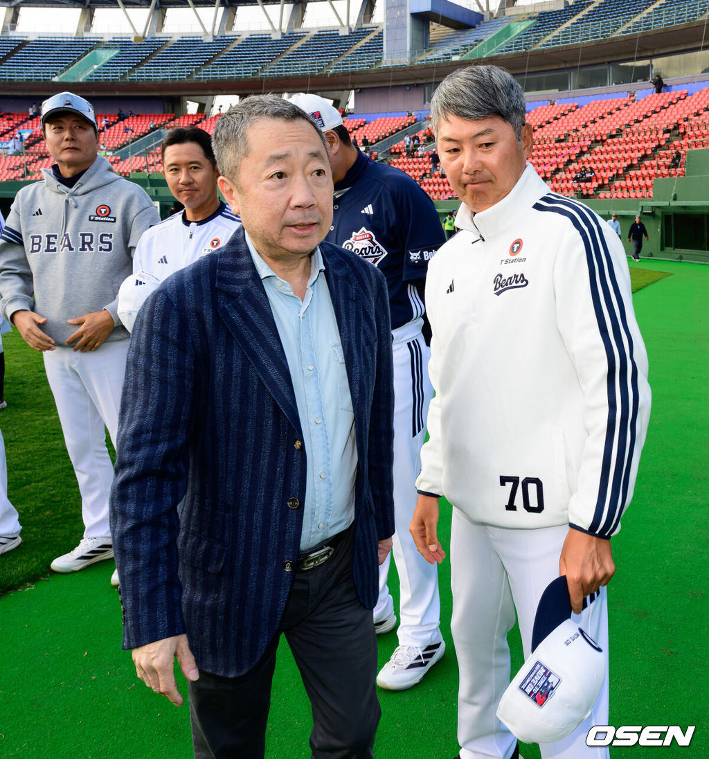 두산 베어스가 25일 일본 미야자키 산마린 스타디움에서 일본프로야구 세이부 라이온스와의 구춘대회 첫 경기를 가졌다.이날 두산은 세이부에 3-6으로 패했다. 경기를 마치고 두산 베어스 구단주인 박정원 두산그룹 회장이 김원형 감독과 인사를 나누고 있다. 2026.02.25 /jpnews@osen.co.kr