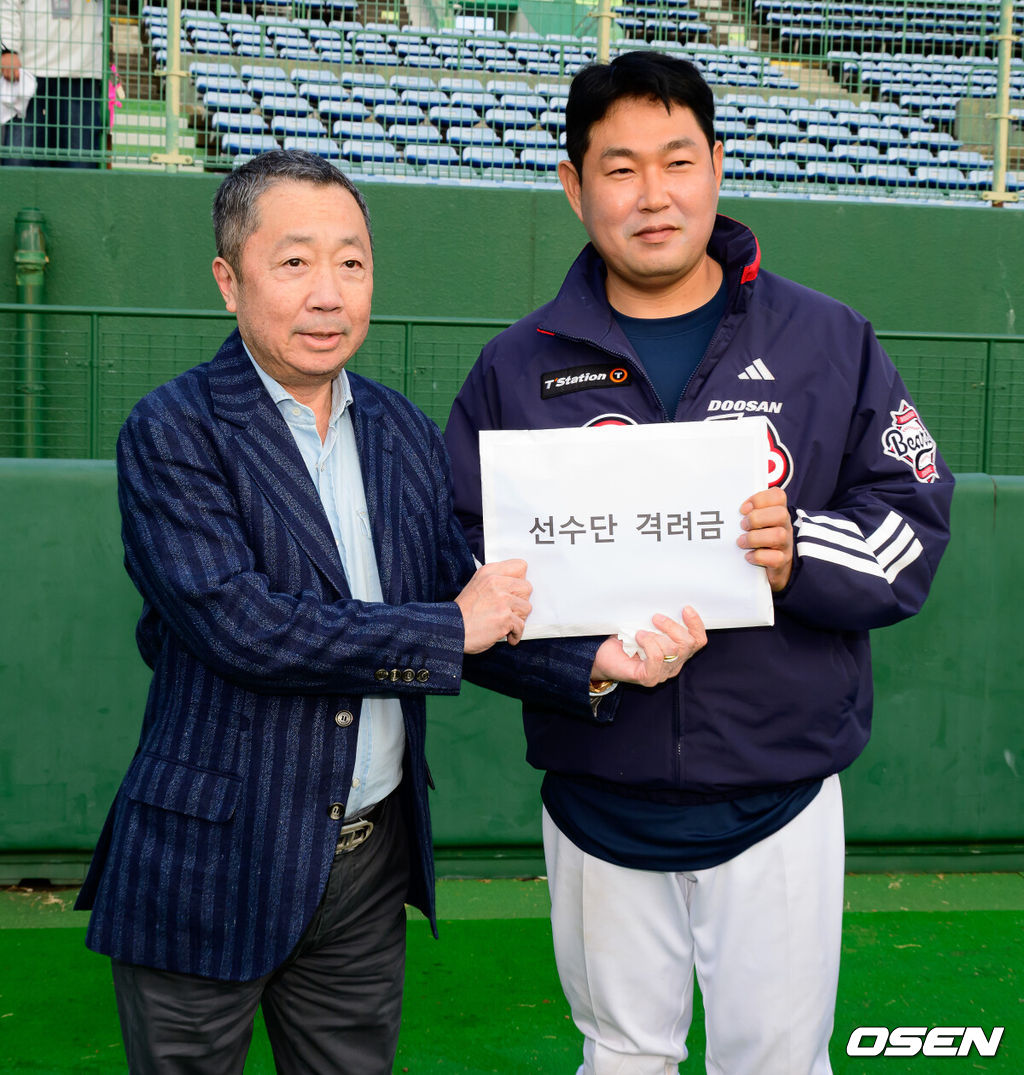두산 베어스가 25일 일본 미야자키 산마린 스타디움에서 일본프로야구 세이부 라이온스와의 구춘대회 첫 경기를 가졌다.이날 두산은 세이부에 3-6으로 패했다. 경기를 마치고 두산 베어스 구단주인 박정원 두산그룹 회장이 양의지에게 선수단 격려금을 전달하고 있다. 2026.02.25 /jpnews@osen.co.kr