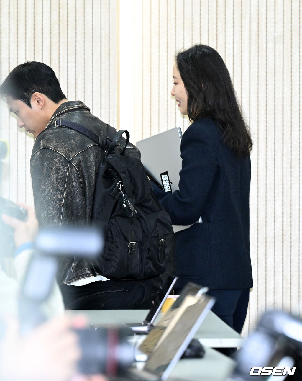 25일 서울 모처에서 교원 챌린지홀에서 민희진 오케이 레코즈 대표 기자회견이 열렸다.오케이 레코즈는 지난 24일 '민희진 대표가 1심 소송 결과와 향후 계획에 대해 직접 말씀드리고자 한다'며 기자회견 소식을 알렸다.민희진이 입장문을 읽고 기자회견장을 나가고 있다. 2026.02.25 /sunday@osen.co.kr