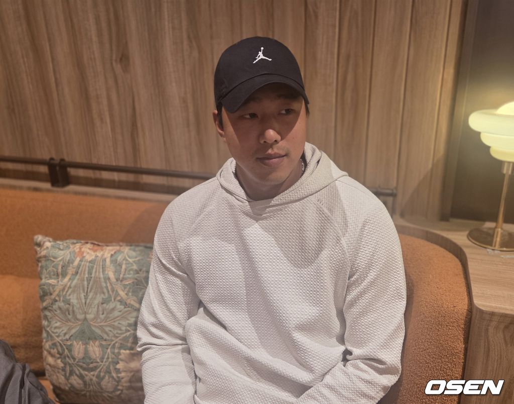  LG 트윈스 정우영이 25일 미국에서 귀국, 취재진과 인터뷰를 하고 있다. /orange@osen.co.kr