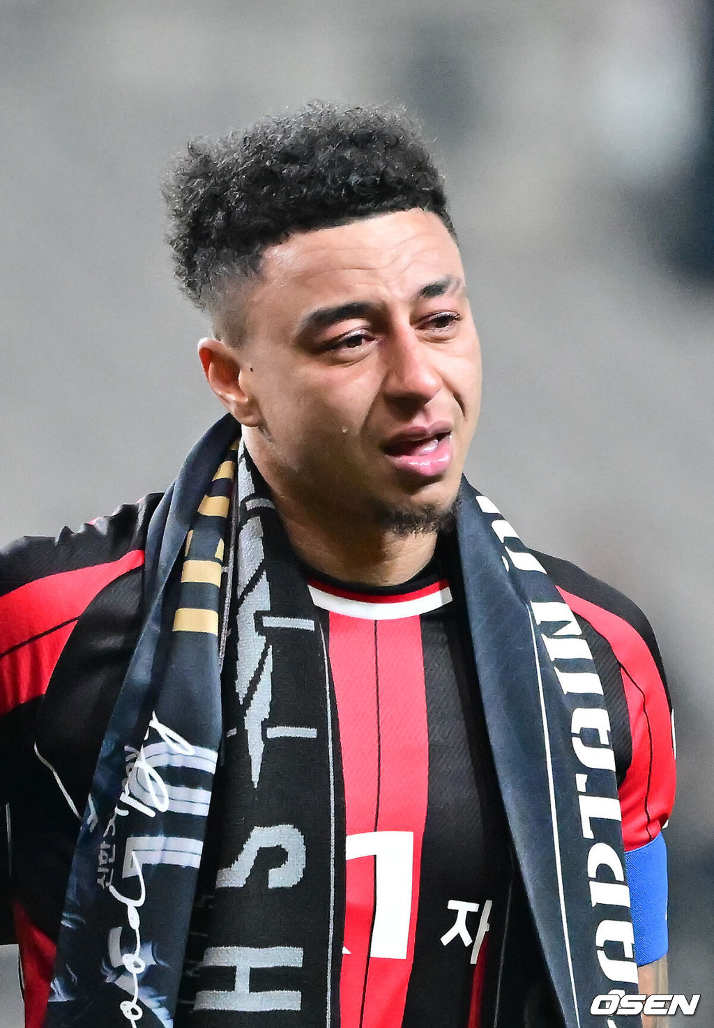 제시 린가드(33, 서울)의 라스트 댄스는 무승부로 끝났다. FC서울은 10일 오후 서울월드컵경기장에서 2025~2026시즌 아시아축구연맹(AFC) 챔피언스리그 엘리트(ACLE) 리그 스테이지에서 린가드의 선제골이 터졌지만 지키지 못하고 멜버른 시티와 1-1로 비겼다. 서울(2승3무1패, 승점 9)은 5위로 밀렸다. 멜버른 스티(3승1무2패, 승점 10점)는 4위다. 경기종료 후 FC서울 린가드 고별행사에서 린가드가 눈물을 보이고 있다.  2025.12.10 / soul1014@osen.co.kr