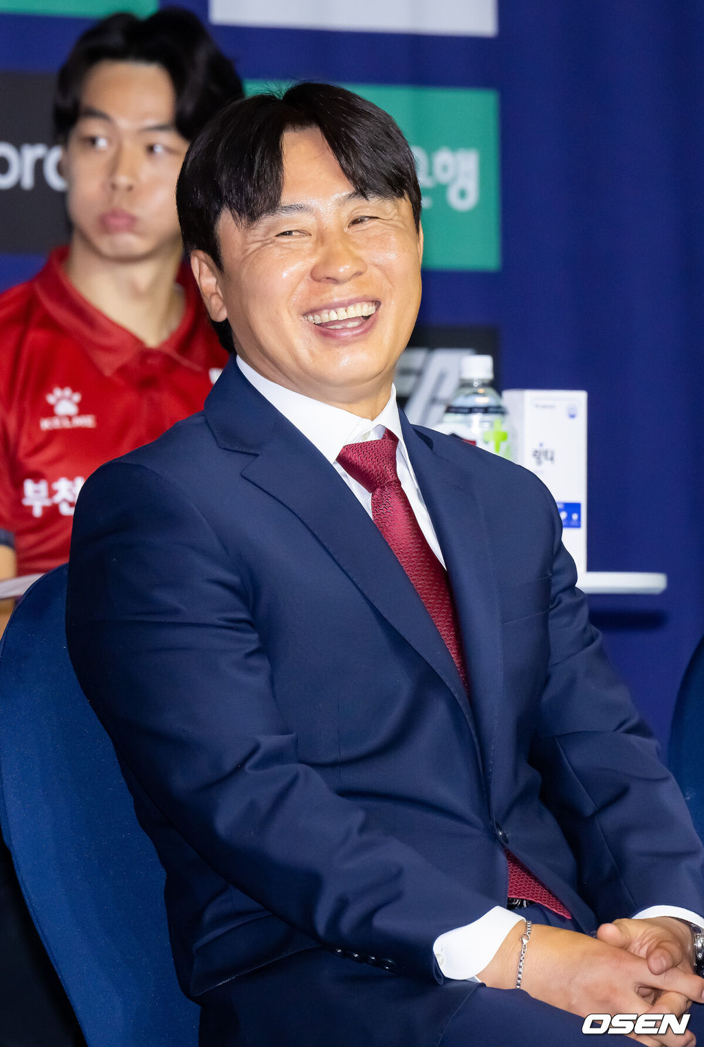 25일 서울 서대문구  스위스그랜드 호텔 컨벤션센터에서  하나은행 K리그 2026 개막 미디어데이가 진행됐다.프로축구 K리그 29개 구단이 새 시즌 개막을 앞두고 저마다 당찬 출사표를 던졌다. FC서울 김기동 감독이 미소 짓고 있다.  2026.02.25 / soul1014@osen.co.kr