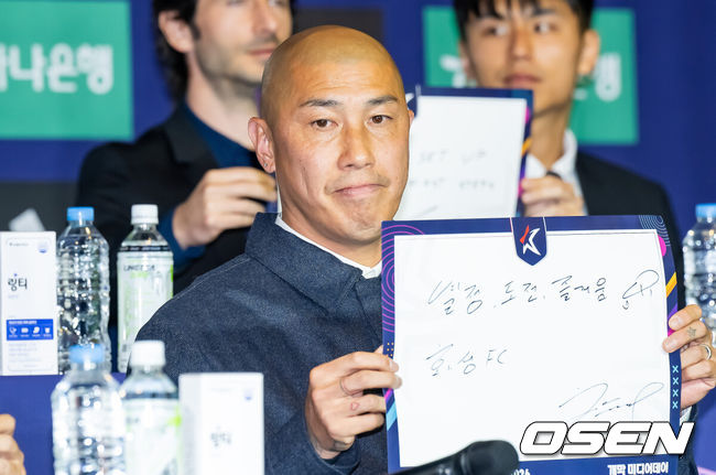 [OSEN=박준형 기자] 25일 서울 서대문구  스위스그랜드 호텔 컨벤션센터에서 하나은행 K리그 2026 개막 미디어데이(2부 K리그2)가 진행됐다.프로축구 K리그 29개 구단이 새 시즌 개막을 앞두고 저마다 당찬 출사표를 던졌다. 화성 차두리 감독이 출사표 단어를 보이고 있다. 2026.02.25 / soul1014@osen.co.kr