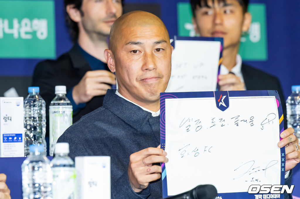 25일 서울 서대문구  스위스그랜드 호텔 컨벤션센터에서 하나은행 K리그 2026 개막 미디어데이(2부 K리그2)가 진행됐다.프로축구 K리그 29개 구단이 새 시즌 개막을 앞두고 저마다 당찬 출사표를 던졌다. 화성 차두리 감독이 출사표 단어를 보이고 있다. 2026.02.25 / soul1014@osen.co.kr