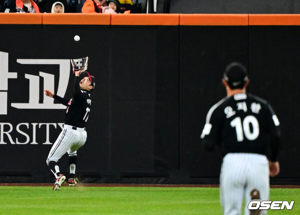 31일 대전 한화생명볼파크에서 2025 신한 SOL Bank KBO리그 포스트시즌 한국시리즈 5차전 한화 이글스와 LG 트윈스의 경기가 열렸다.이날 경기에 한화는 문동주를, LG는 톨허스트를 선발투수로 내세웠다. 4회말 2사에서 LG 박해민이 한화 최재훈의 중견수 플라이를 처리하고 있다. 2025.10.31 /jpnews@osen.co.kr