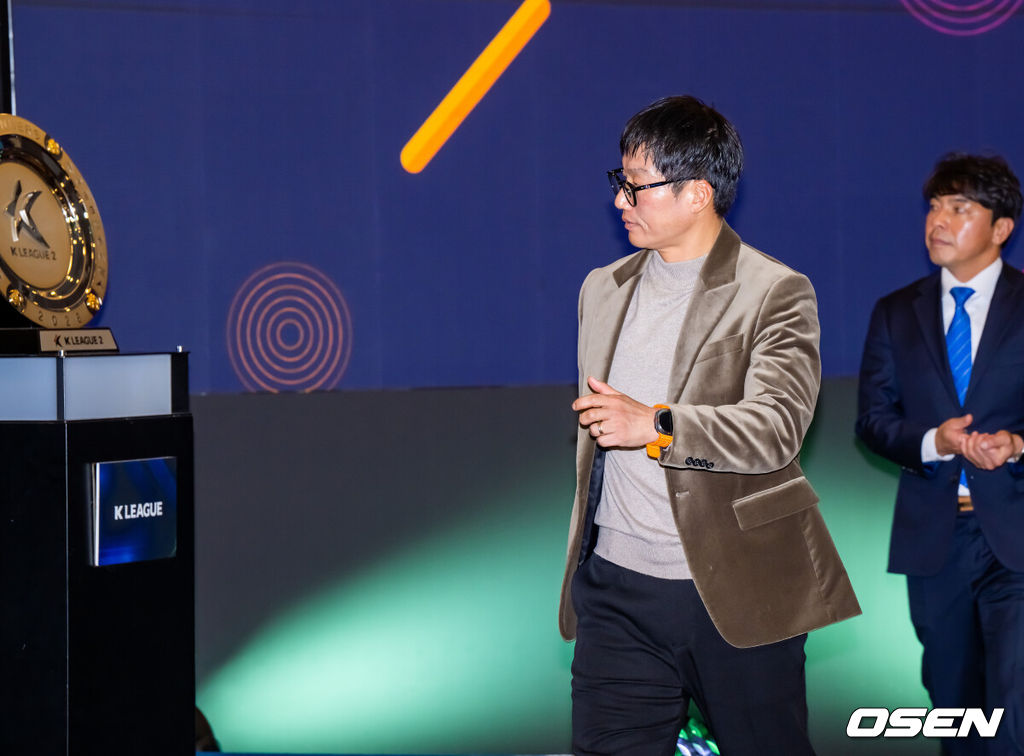 25일 서울 서대문구  스위스그랜드 호텔 컨벤션센터에서 하나은행 K리그 2026 개막 미디어데이(2부 K리그2)가 진행됐다.프로축구 K리그 29개 구단이 새 시즌 개막을 앞두고 저마다 당찬 출사표를 던졌다. 수원 삼성 이정효 감독이 입장하고 있다.  2026.02.25 / soul1014@osen.co.kr