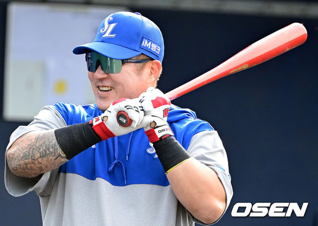 [OSEN=오키나와(일본), 최규한 기자] 프로야구 삼성 라이온즈가 20일  일본 오키나와 온나손 아카마구장에서 스프링 캠프를 차리고 구슬땀을 흘렸다.삼성은 이번 2차 캠프에서 훈련 뿐 아니라 WBC 대표팀, 국내 팀들과 연습경기도 펼칠 계획이다.삼성 최형우가 타격 훈련을 펼치고 있다. 2026.02.20 / dreamer@osen.co.kr