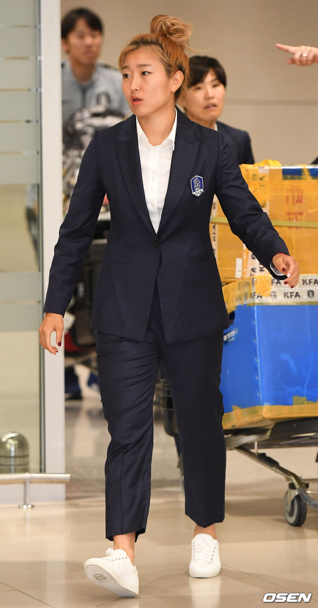 윤덕여 감독이 이끄는 대한민국 여자 축구 대표팀이 ’2019 FIFA 여자월드컵’을 마치고 19일 오전 인천공항을 통해 귀국했다.조소현과 지소연을 비롯한 선수들이 입국장으로 들어서고 있다. /dreamer@osen.co.kr