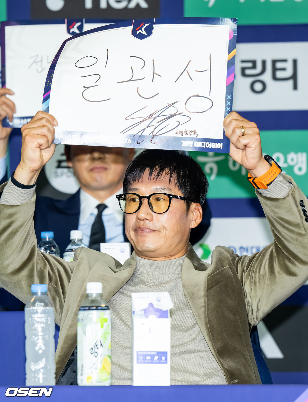 25일 서울 서대문구  스위스그랜드 호텔 컨벤션센터에서 하나은행 K리그 2026 개막 미디어데이(2부 K리그2)가 진행됐다.프로축구 K리그 29개 구단이 새 시즌 개막을 앞두고 저마다 당찬 출사표를 던졌다. 수원 삼성 이정효 감독이 출사표를 보이고 있다.   2026.02.25 / soul1014@osen.co.kr