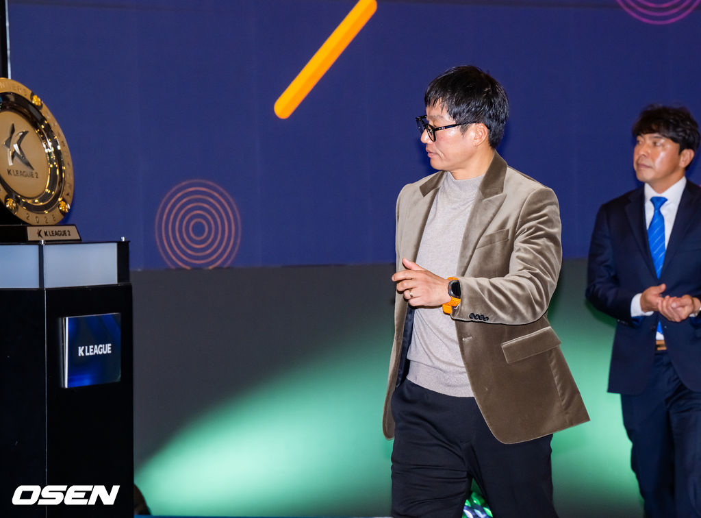 25일 서울 서대문구  스위스그랜드 호텔 컨벤션센터에서 하나은행 K리그 2026 개막 미디어데이(2부 K리그2)가 진행됐다.프로축구 K리그 29개 구단이 새 시즌 개막을 앞두고 저마다 당찬 출사표를 던졌다. 수원 삼성 이정효 감독이 입장하고 있다.  2026.02.25 / soul1014@osen.co.kr