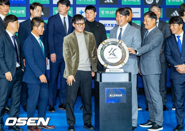 [OSEN=박준형 기자] 25일 서울 서대문구  스위스그랜드 호텔 컨벤션센터에서 하나은행 K리그 2026 개막 미디어데이(2부 K리그2)가 진행됐다.프로축구 K리그 29개 구단이 새 시즌 개막을 앞두고 저마다 당찬 출사표를 던졌다. K리그2 구단 감독들이 우승트로피를 놓고 미소 짓고 있다.  2026.02.25 / soul1014@osen.co.kr