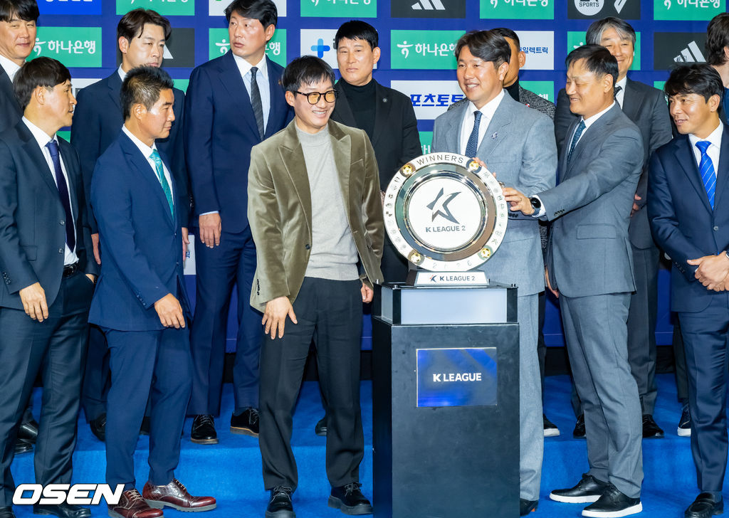 25일 서울 서대문구  스위스그랜드 호텔 컨벤션센터에서 하나은행 K리그 2026 개막 미디어데이(2부 K리그2)가 진행됐다.프로축구 K리그 29개 구단이 새 시즌 개막을 앞두고 저마다 당찬 출사표를 던졌다. K리그2 구단 감독들이 우승트로피를 놓고 미소 짓고 있다.  2026.02.25 / soul1014@osen.co.kr