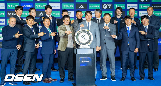 [OSEN=박준형 기자] 25일 서울 서대문구  스위스그랜드 호텔 컨벤션센터에서 하나은행 K리그 2026 개막 미디어데이(2부 K리그2)가 진행됐다.프로축구 K리그 29개 구단이 새 시즌 개막을 앞두고 저마다 당찬 출사표를 던졌다. K리그2 구단 감독들이 포즈를 취하고 있다.  2026.02.25 / soul1014@osen.co.kr