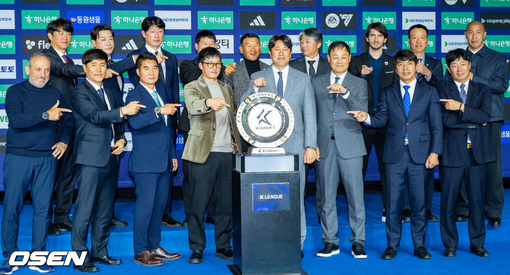 25일 서울 서대문구  스위스그랜드 호텔 컨벤션센터에서 하나은행 K리그 2026 개막 미디어데이(2부 K리그2)가 진행됐다.프로축구 K리그 29개 구단이 새 시즌 개막을 앞두고 저마다 당찬 출사표를 던졌다. K리그2 구단 감독들이 포즈를 취하고 있다.  2026.02.25 / soul1014@osen.co.kr